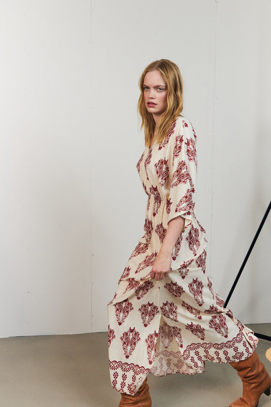 Lollys Laundry Savannah maxi dress in crème with red pattern, V-neck and 3/4 length sleeves