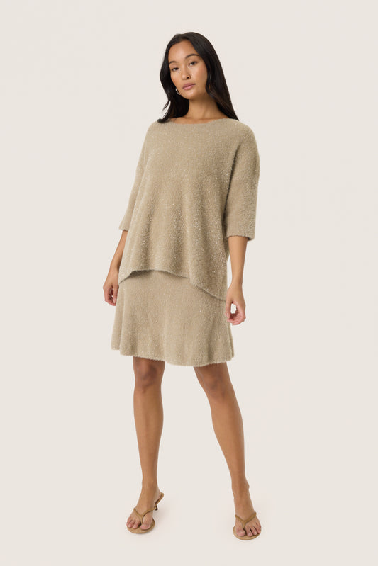 Soaked in Luxury Odalys Tuesday jumper with short sleeves. In a dune colour with metallic yarn.