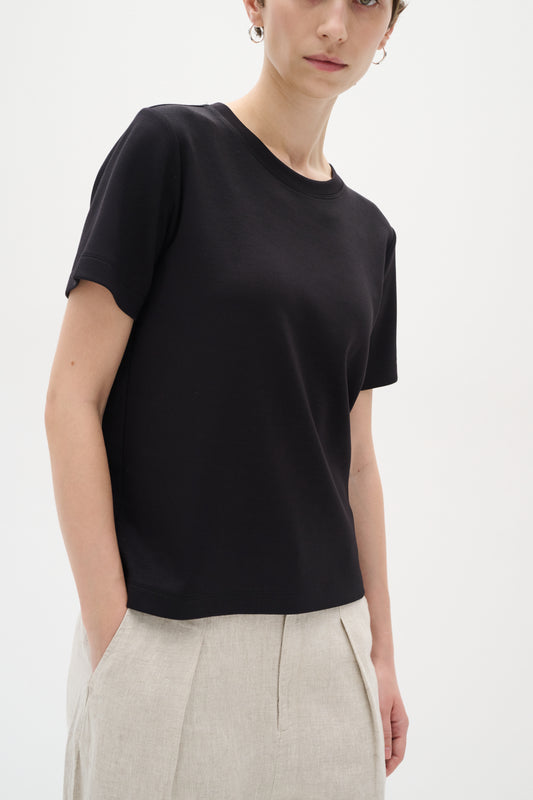 Vincent Karmen T-Shirt in Black. Crew neck and short sleeves