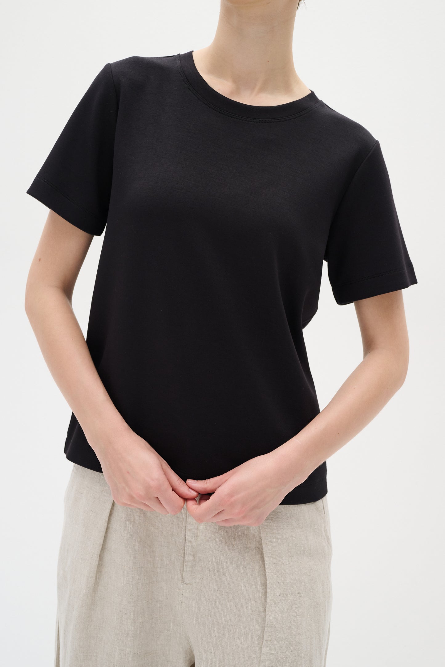 Vincent Karmen T-Shirt in Black. Crew neck and short sleeves