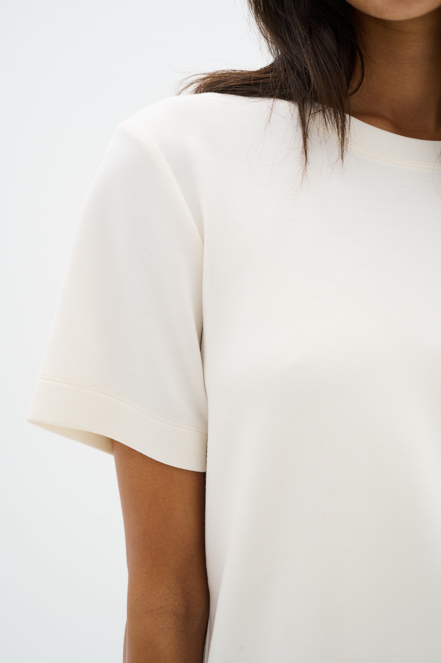 Vincent Karmen T-Shirt in White. Crew neck and short sleeves
