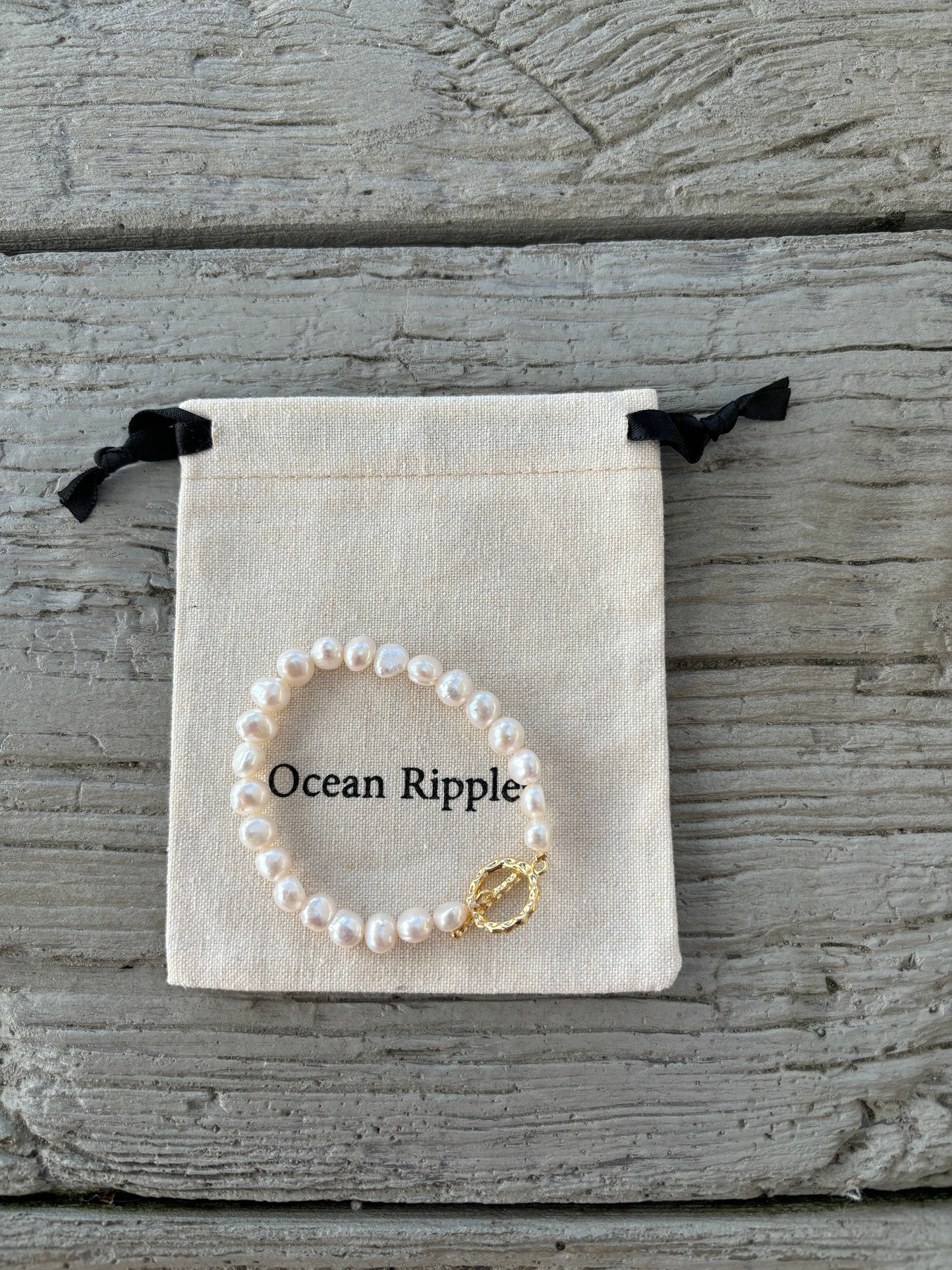 14ct Gold Freshwater Pearl Bracelet with natural freshwater pearls and a contemporary T-bar clasp.