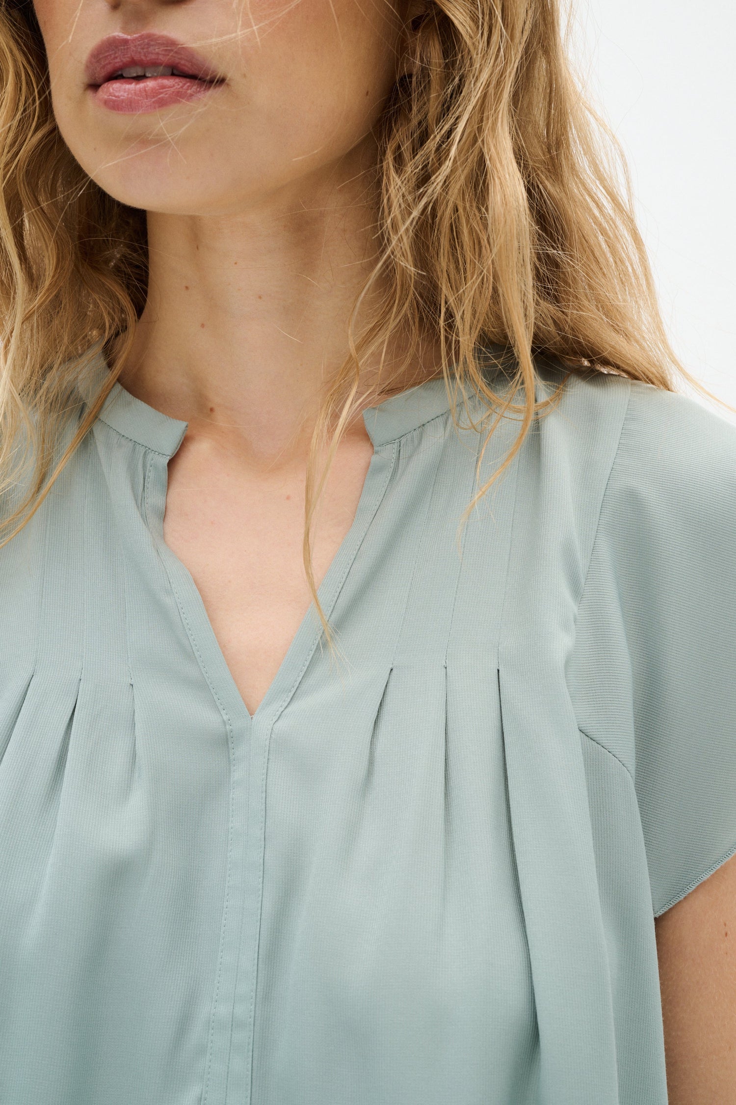Explore our online and instore boutique with a curated collection of clothing and accessories from top brands like Inwear, Part Two and One Hundred Stars. 