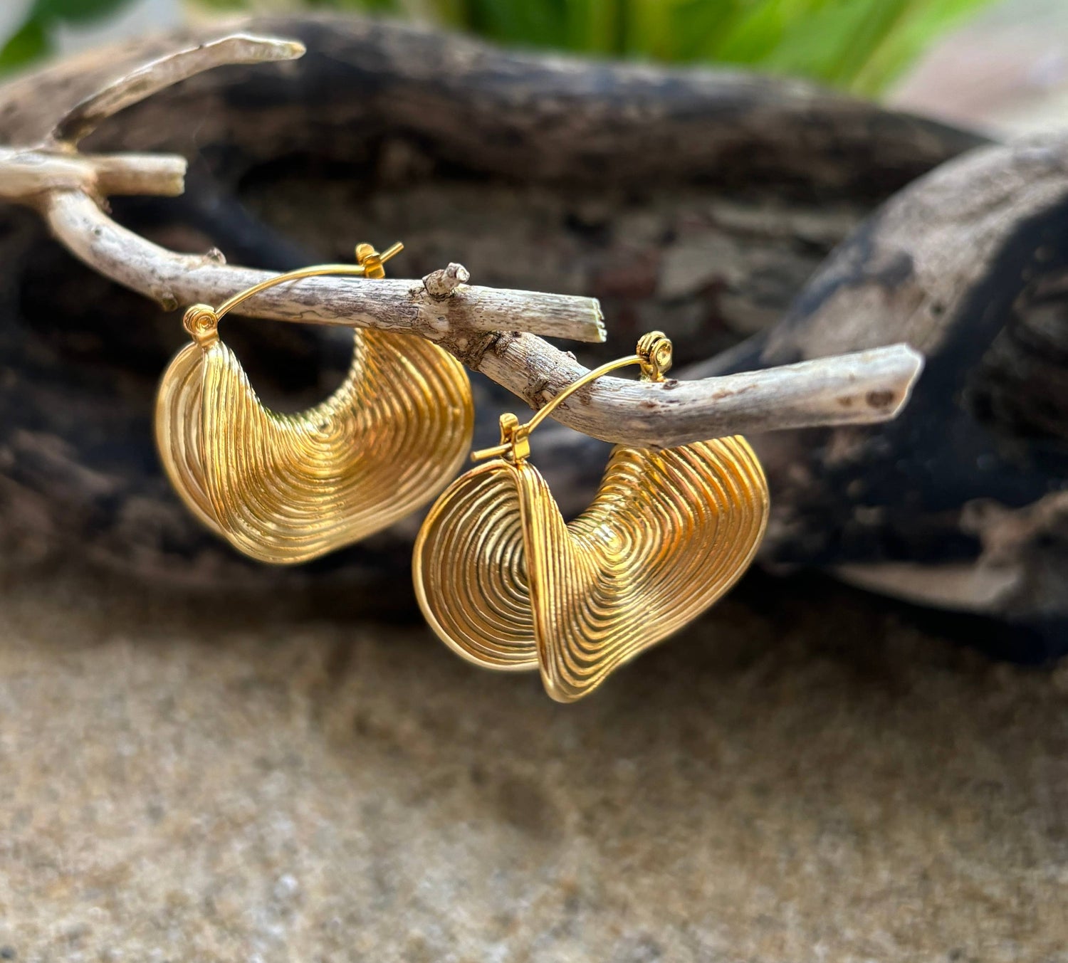 Complete your look with Cocoa Boutique’s statement accessories. Shop handbags, jewellery, and scarves online.