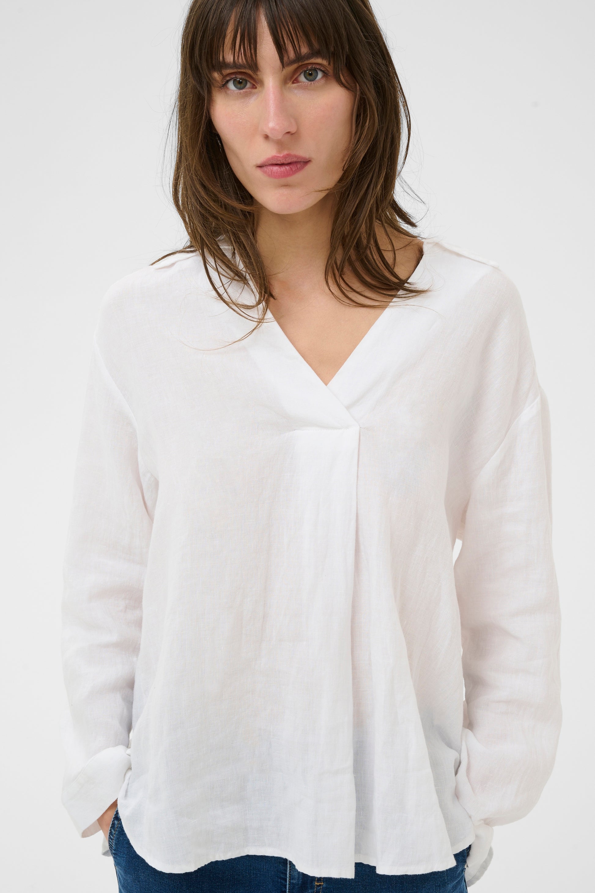 Woman wearing Part Two Ayo Linen Shirt in white with a pair of jeans