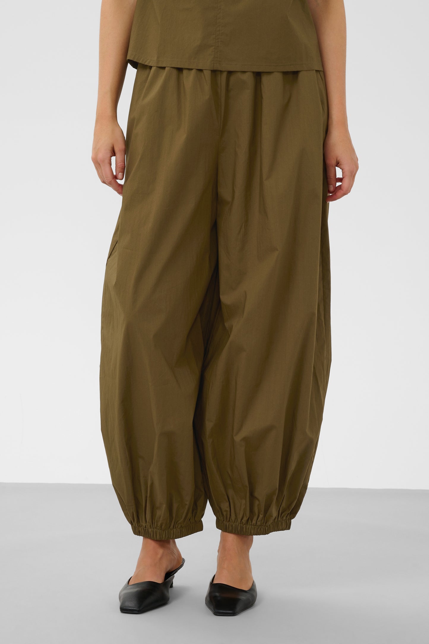 Soaked Molopo balloon trousers in Green colour (beech)