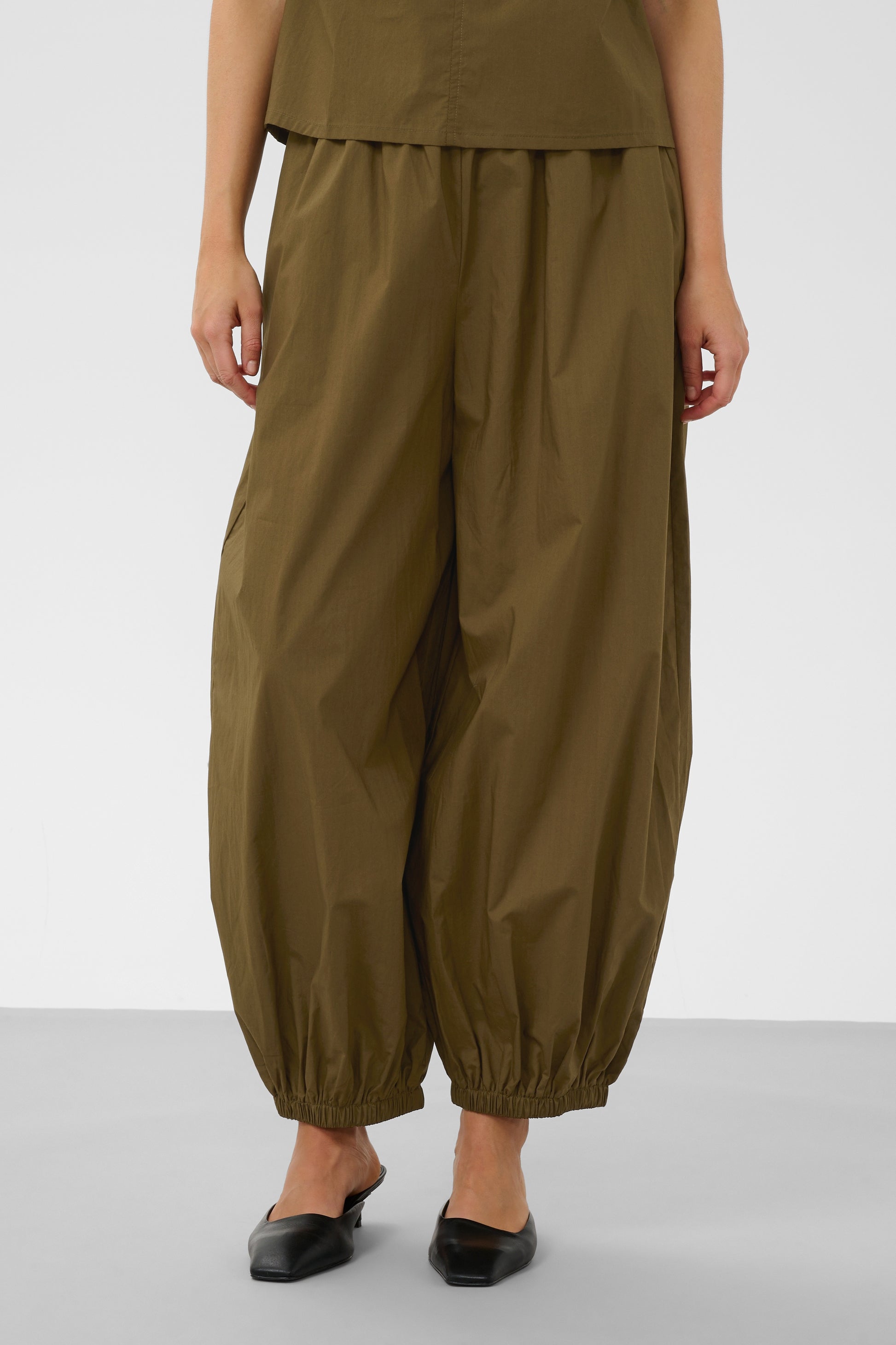 Soaked Molopo balloon trousers in Green colour (beech)