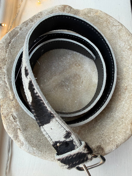 Cow print belt black with a silver buckle