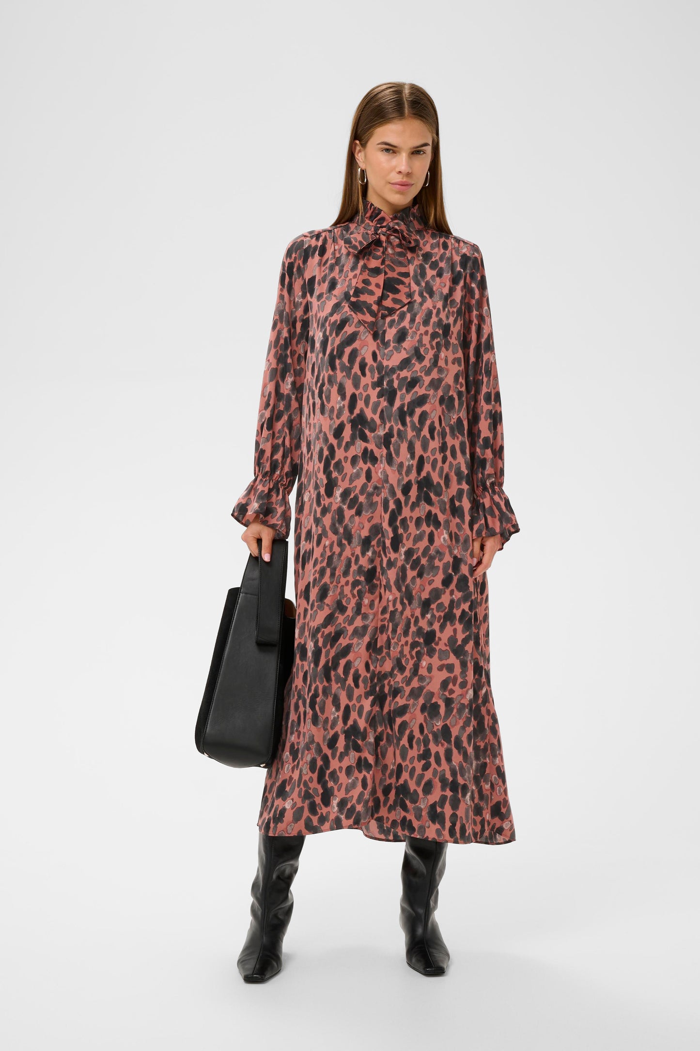 Woman wearing the InWear  Maxi Gracie Dress in abstract print Rose Paint colour