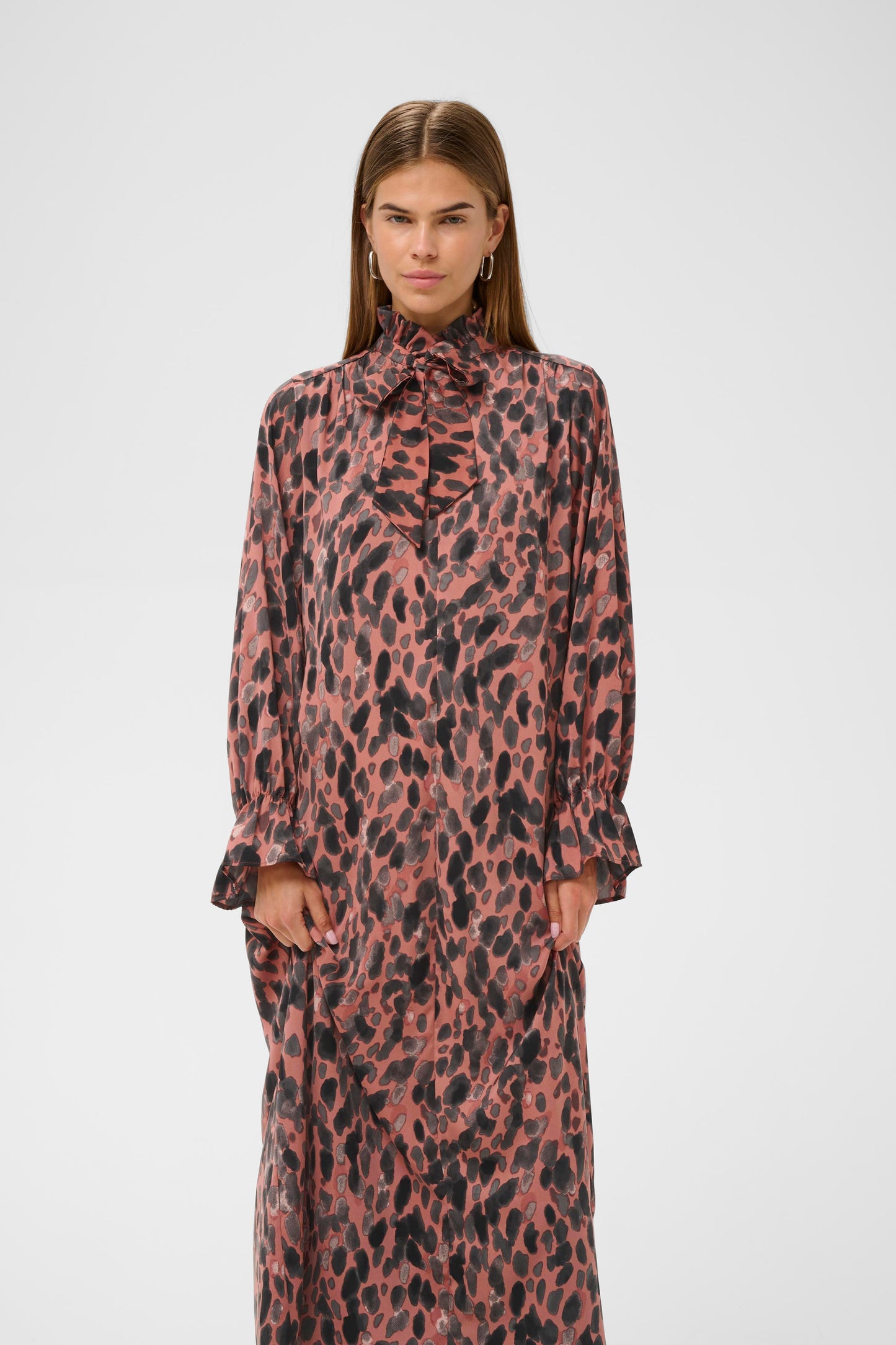 Woman wearing the InWear  Maxi Gracie Dress in abstract print Rose Paint colour