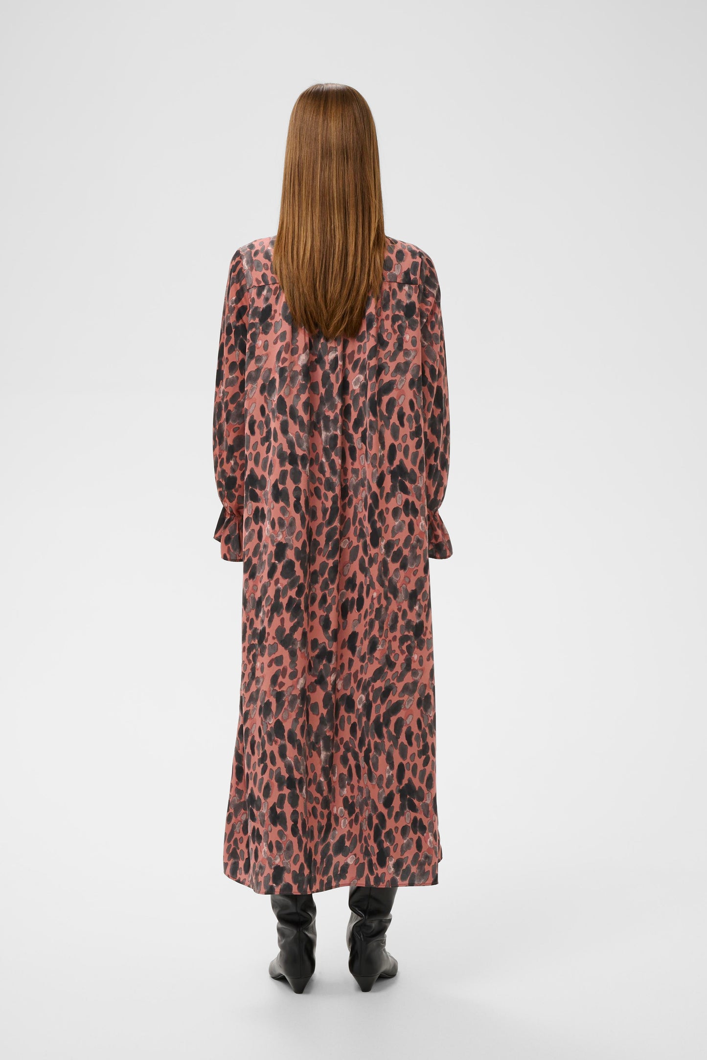 Woman wearing the InWear  Maxi Gracie Dress in abstract print Rose Paint colour