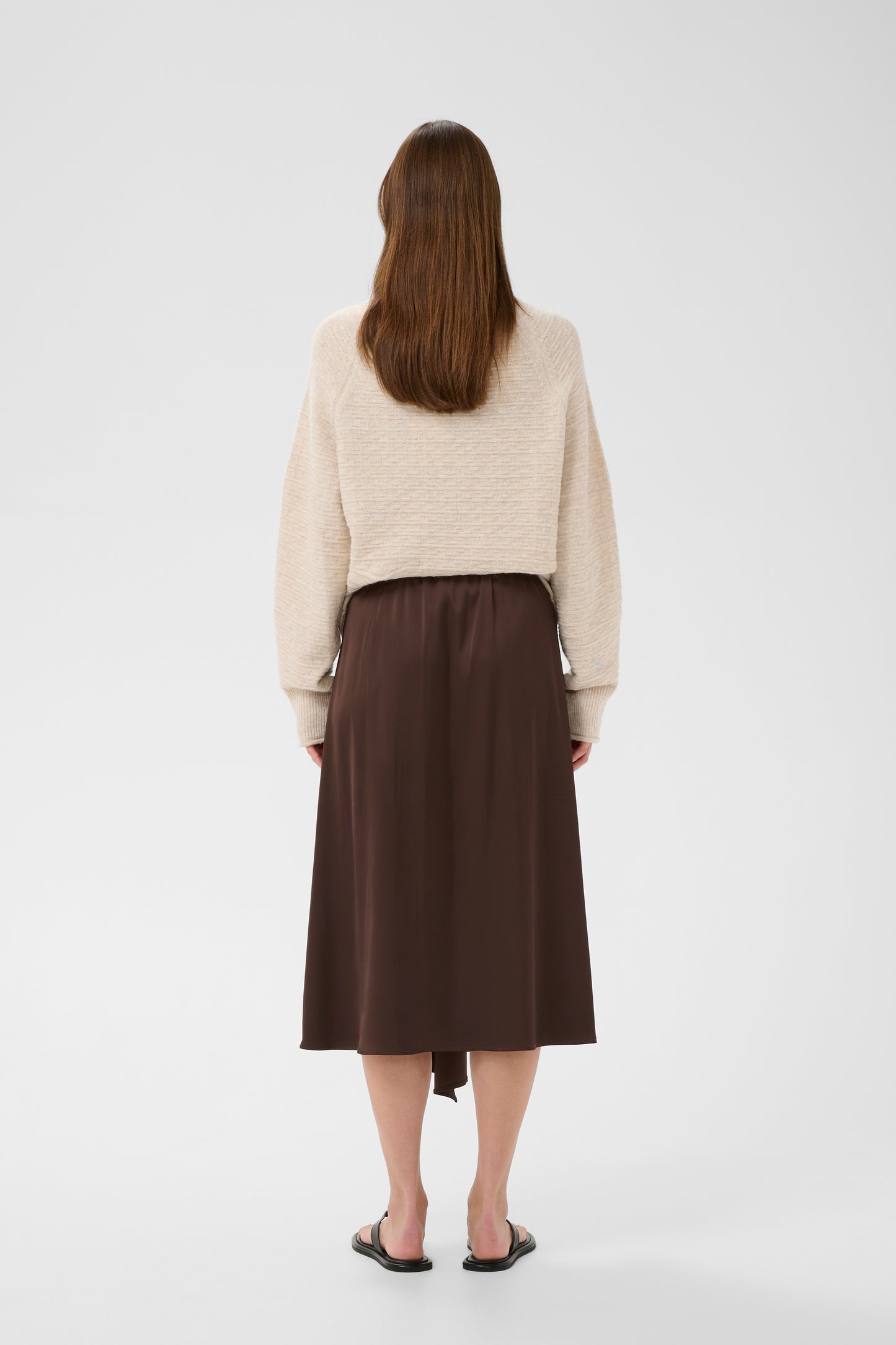 Woman wearing the InWear Lake Satin Skirt in Coffe bean 