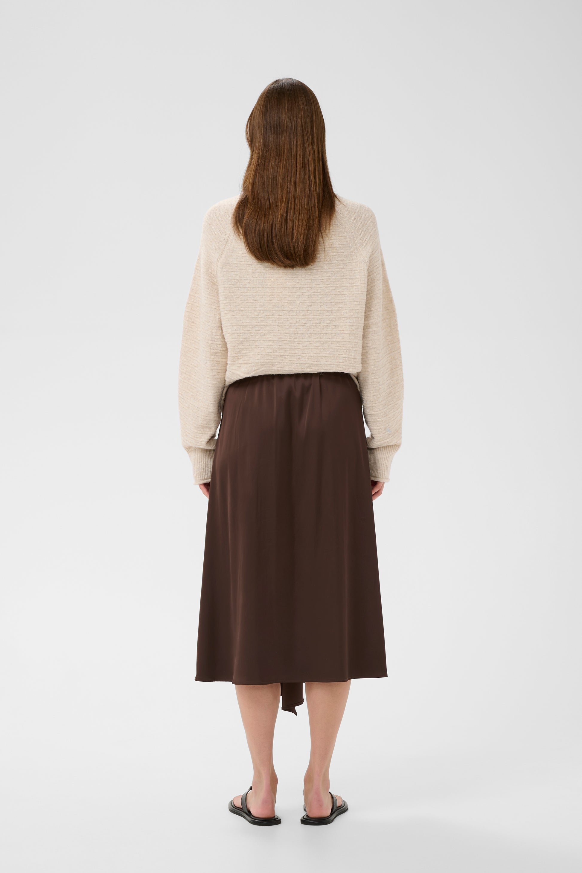 Woman wearing the InWear Lake Satin Skirt in Coffe bean 