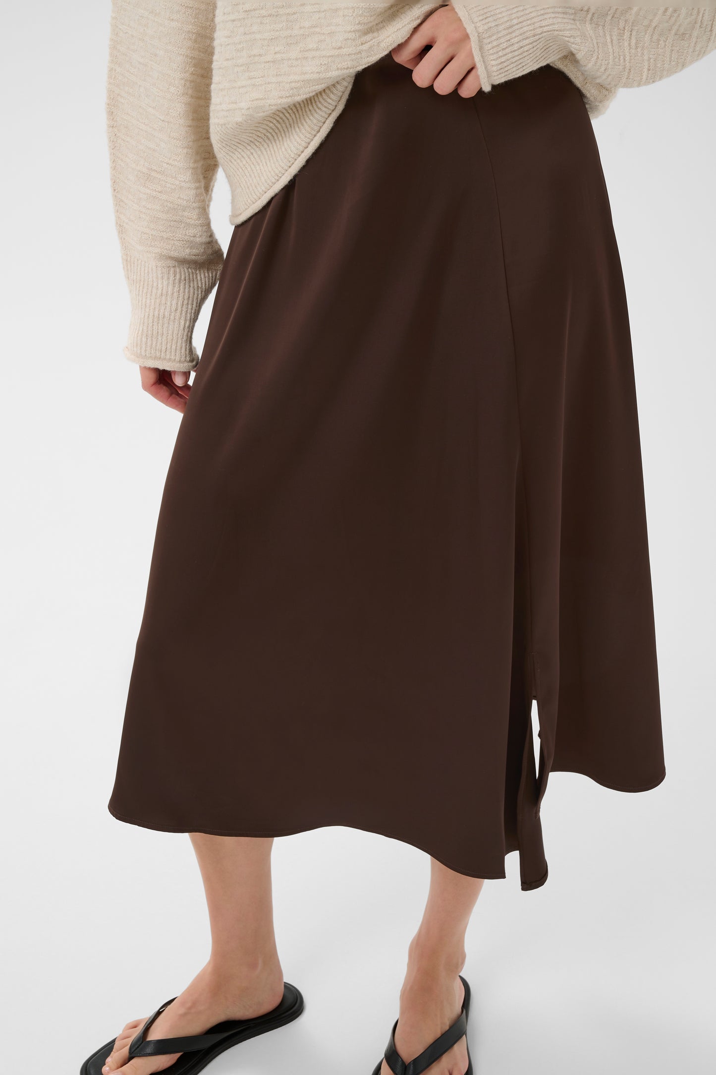 Woman wearing the InWear Lake Satin Skirt in Coffe bean 