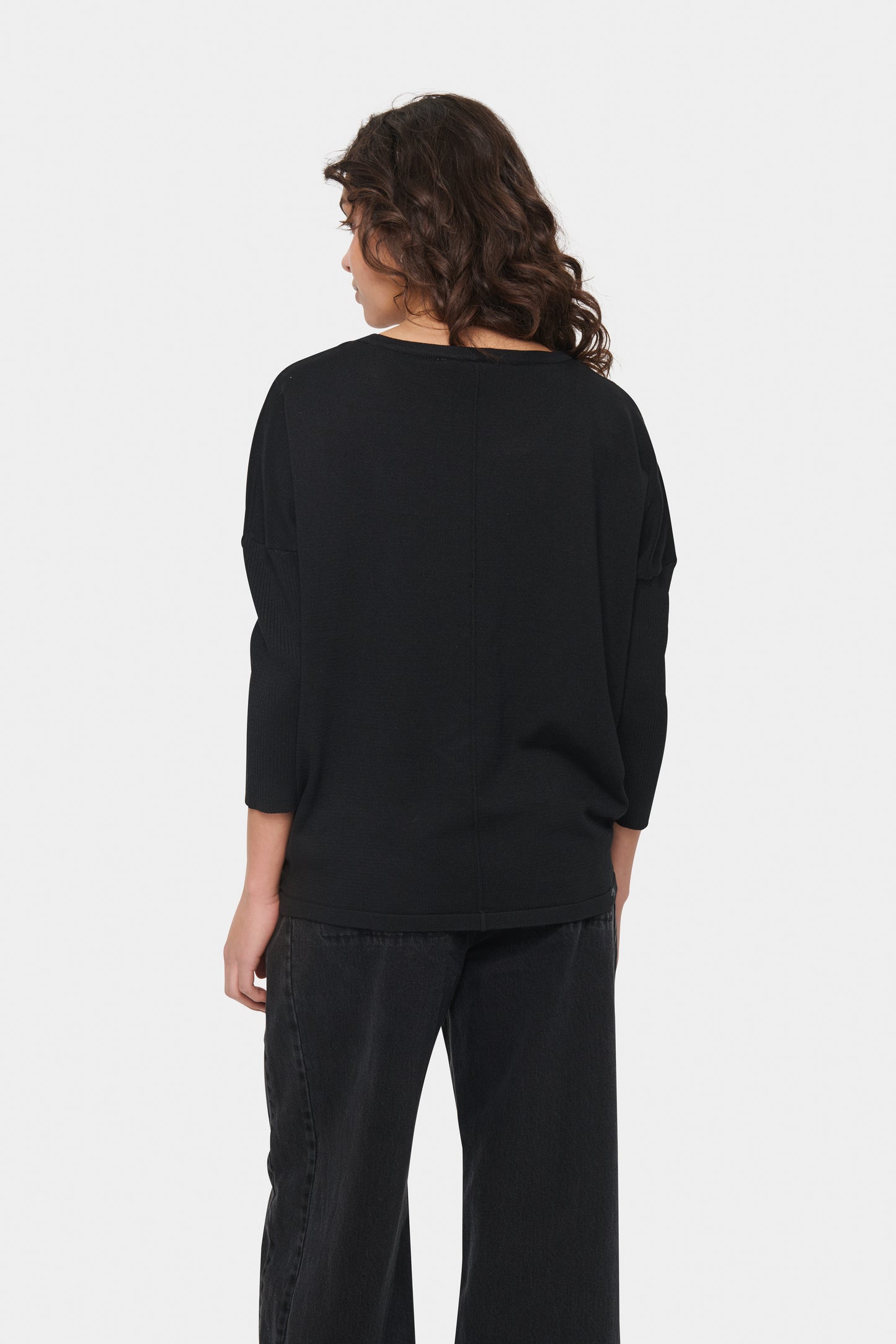 Saint Tropez Mila Round Neck Pullover in Kentucky Blue, Black and Atmos Melange with a classic round neck and relaxed fit.