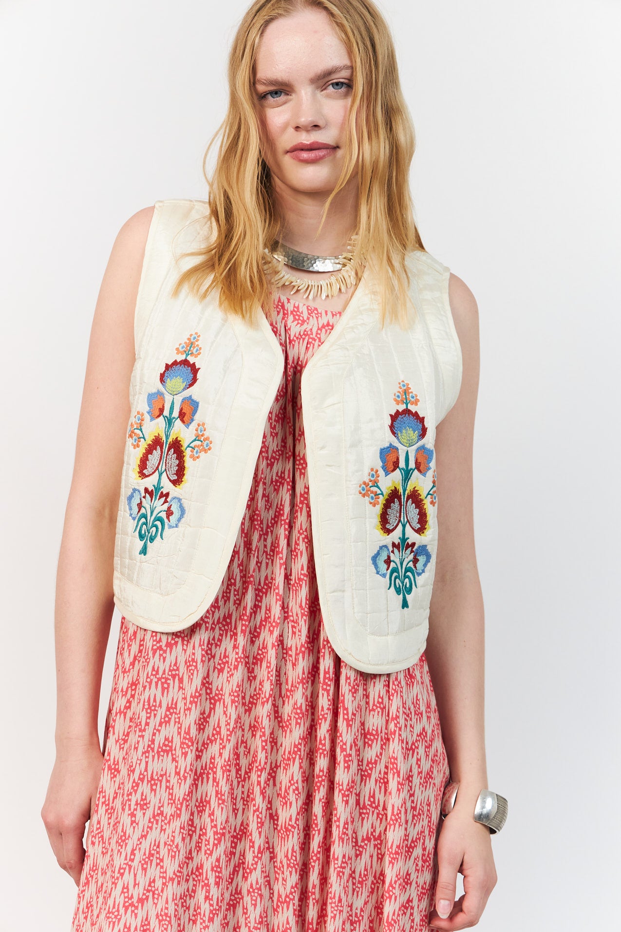 Lollys Laundry Mist vest in crème with light padding and floral embroidered detail