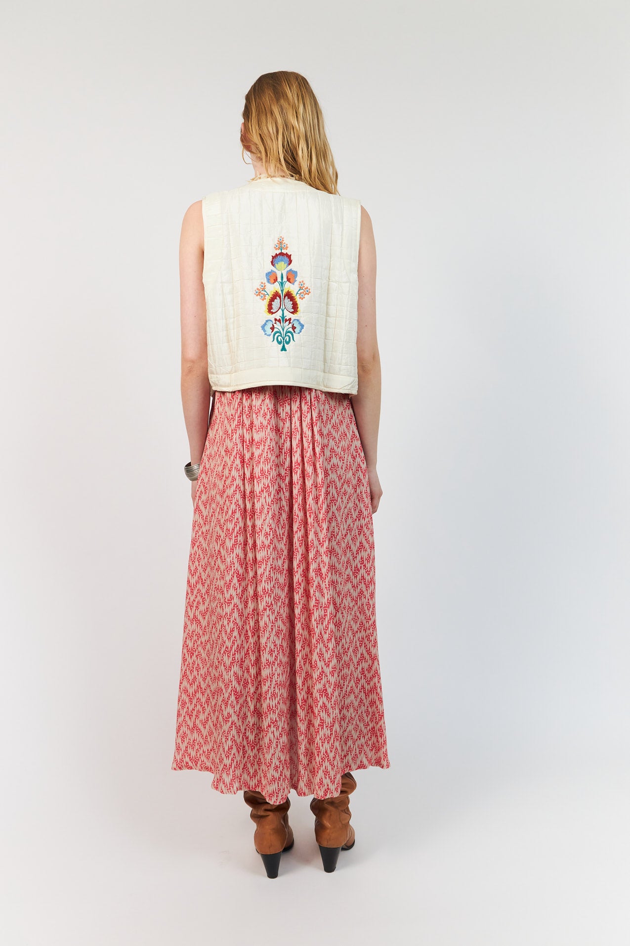 Lollys Laundry Mist vest in crème with light padding and floral embroidered detail
