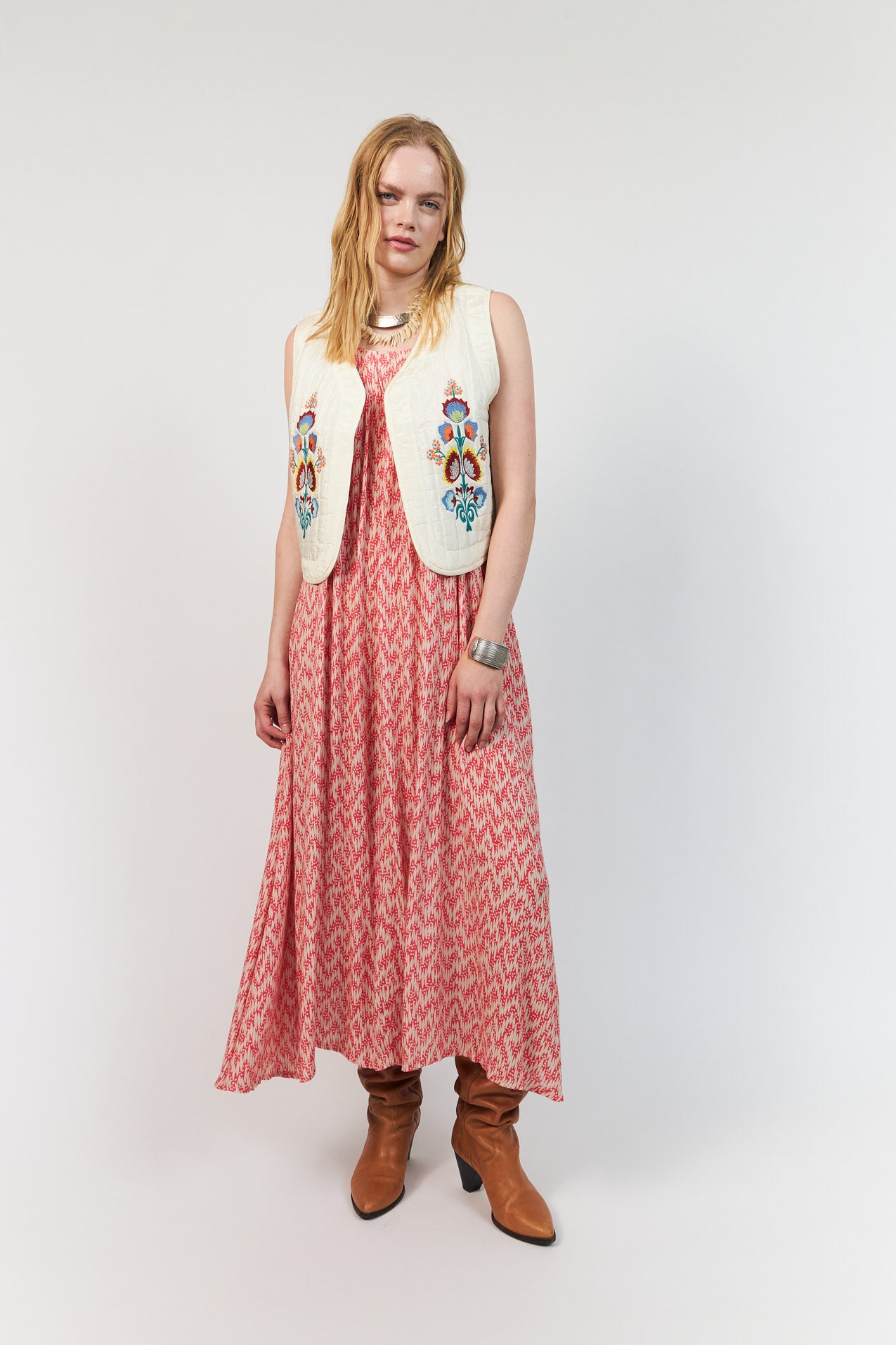 Lollys Laundry Mist vest in crème with light padding and floral embroidered detail