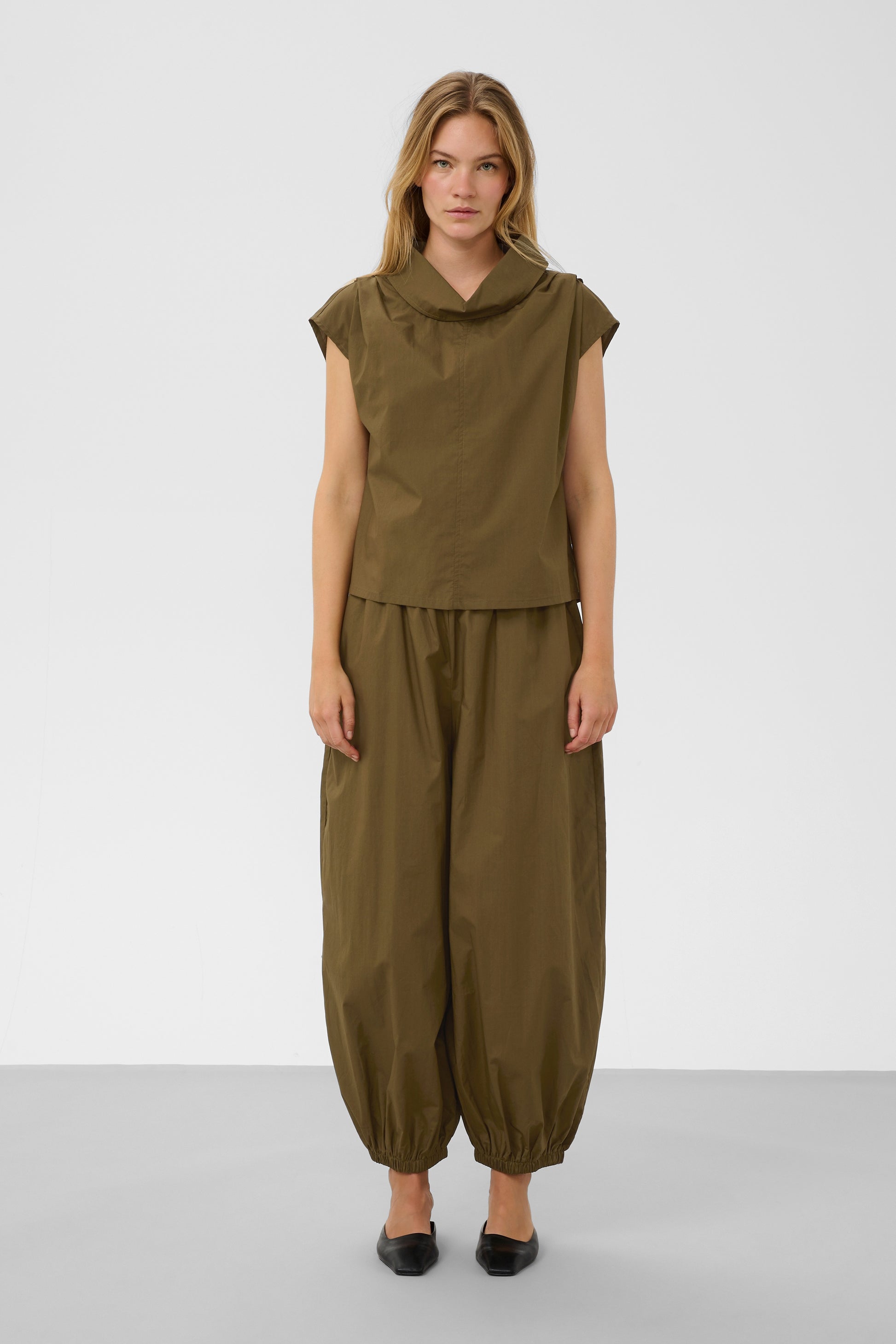 Soaked Molopo balloon trousers in Green colour (beech)