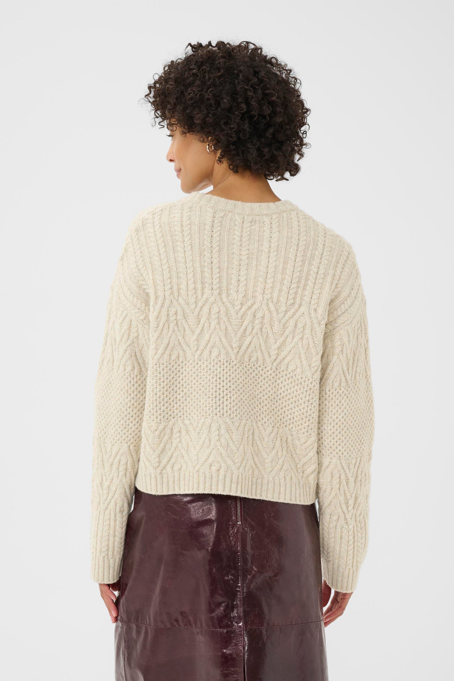 Part Tso Sindy Pullover view from back on the model