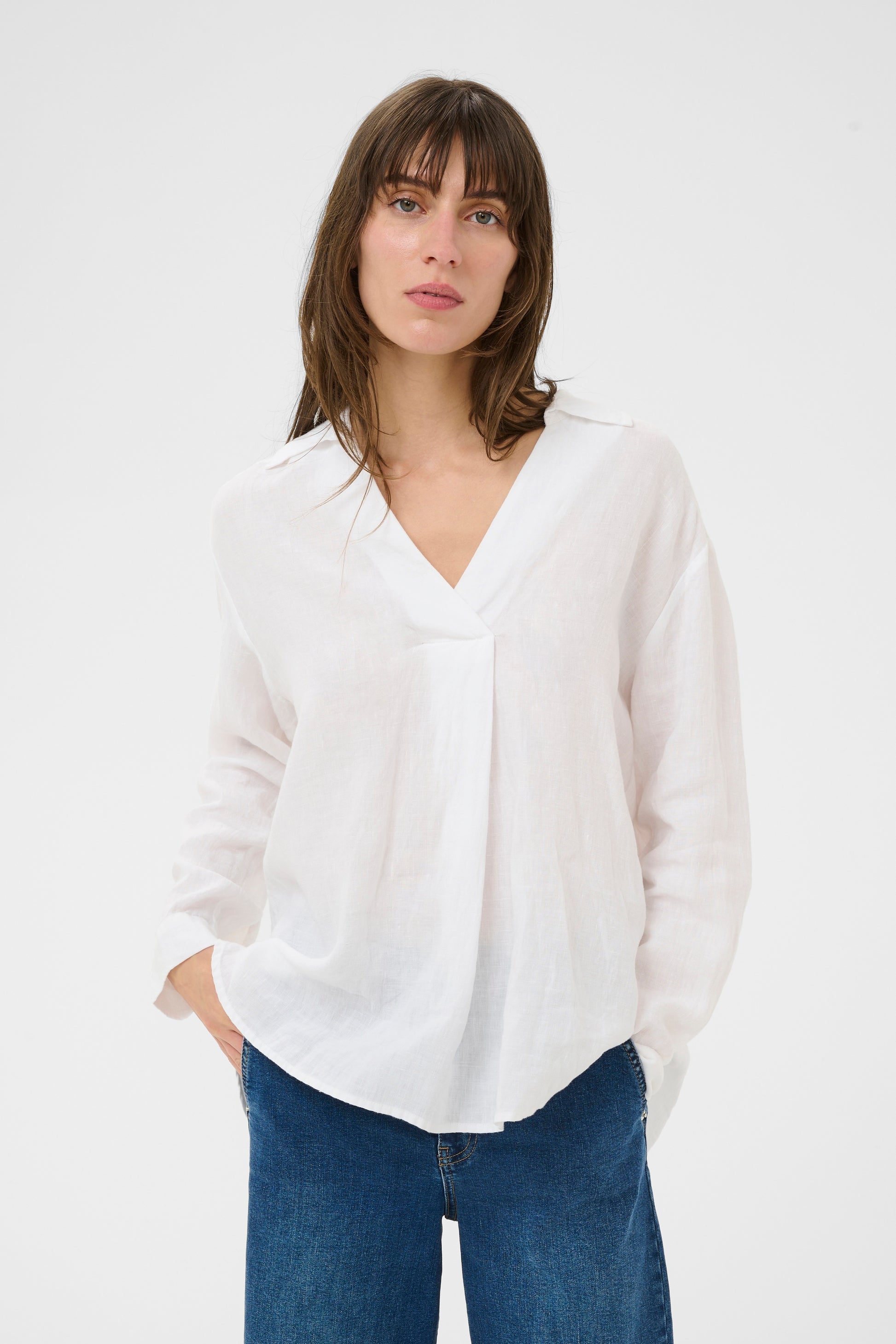 Woman wearing Part Two Ayo Linen Shirt in white with a pair of jeans
