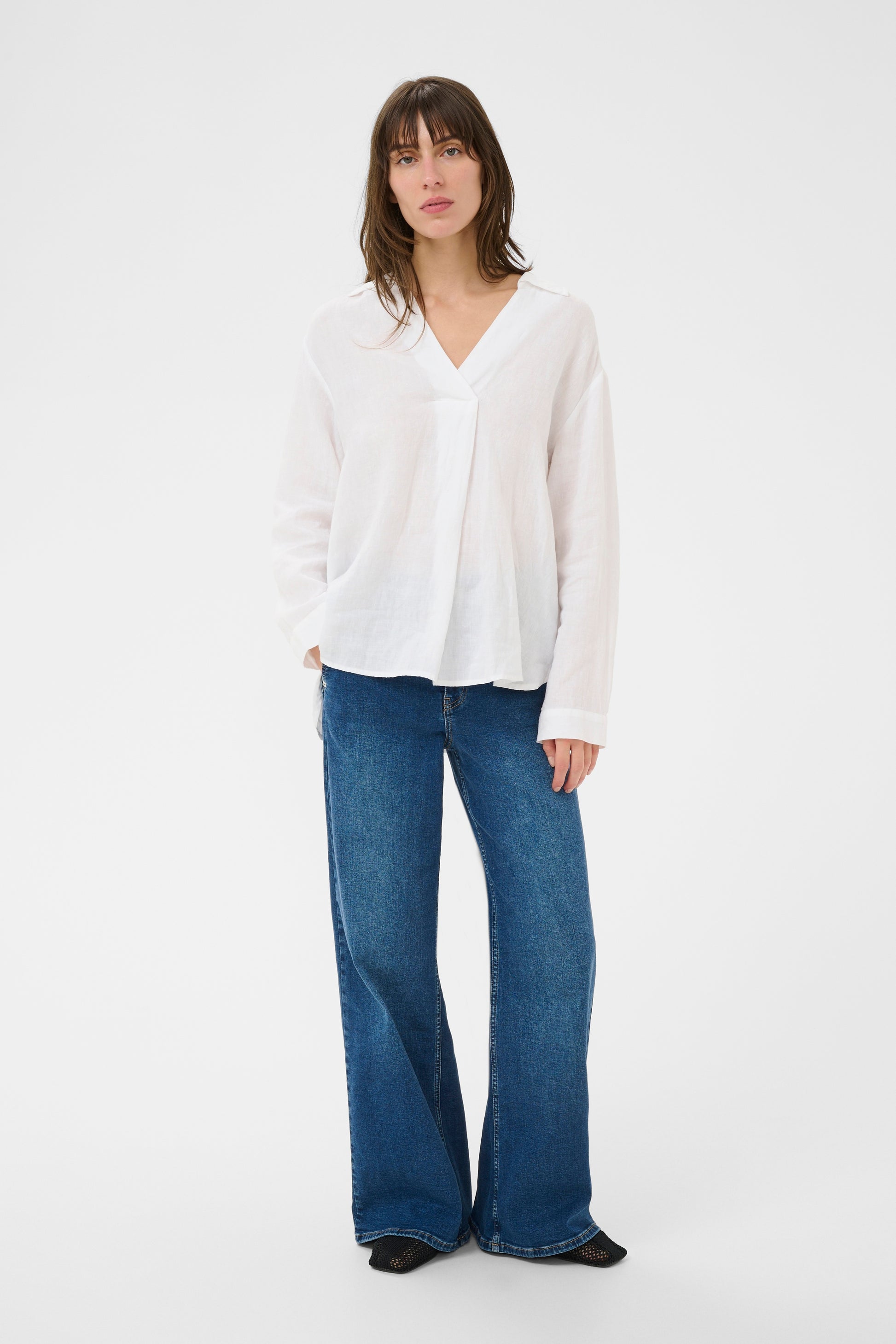 Woman wearing Part Two Ayo Linen Shirt in white with a pair of jeans