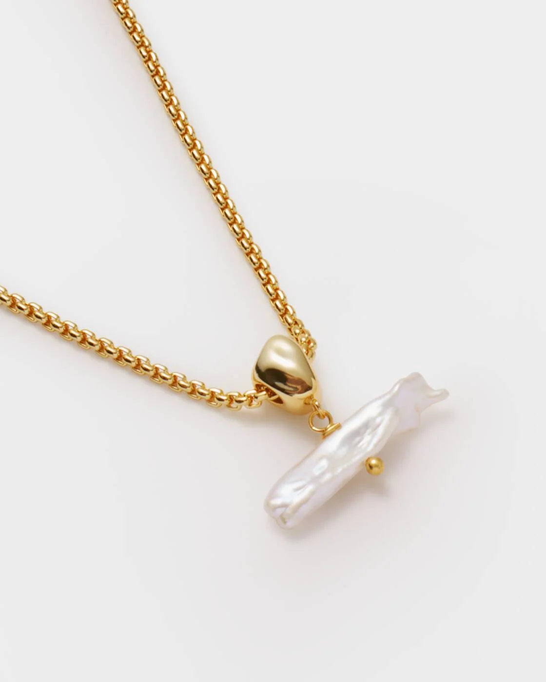 Katie Loxton Sol Pearl Bar Waterproof Gold Necklace featuring a real freshwater pearl and 18K Gold PVD coating. Waterproof, sweat-proof