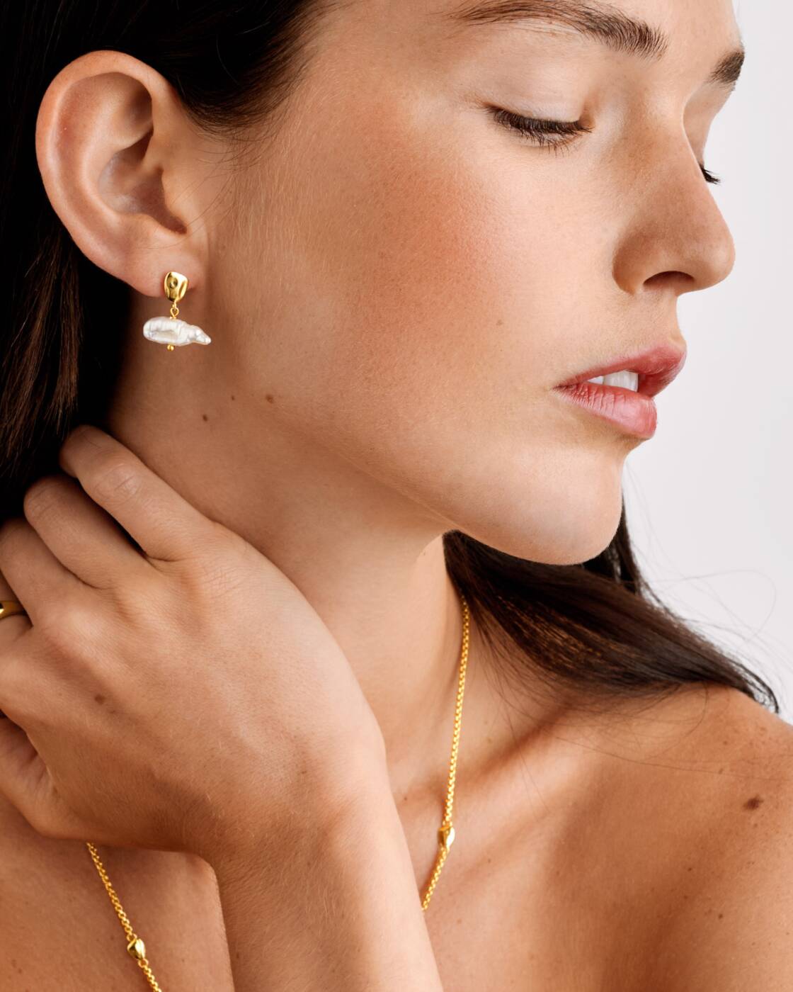 Katie Loxton Sol Pearl Bar waterproof gold earrings with freshwater pearls