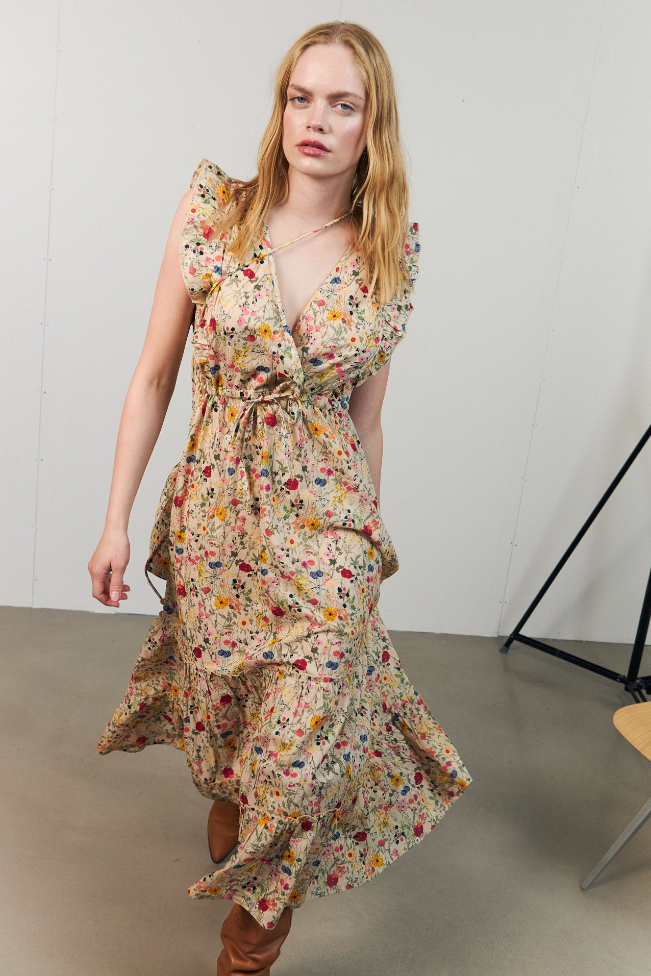 Lollys Laundry Samo midi dress with floral print, V-neck and short sleeves