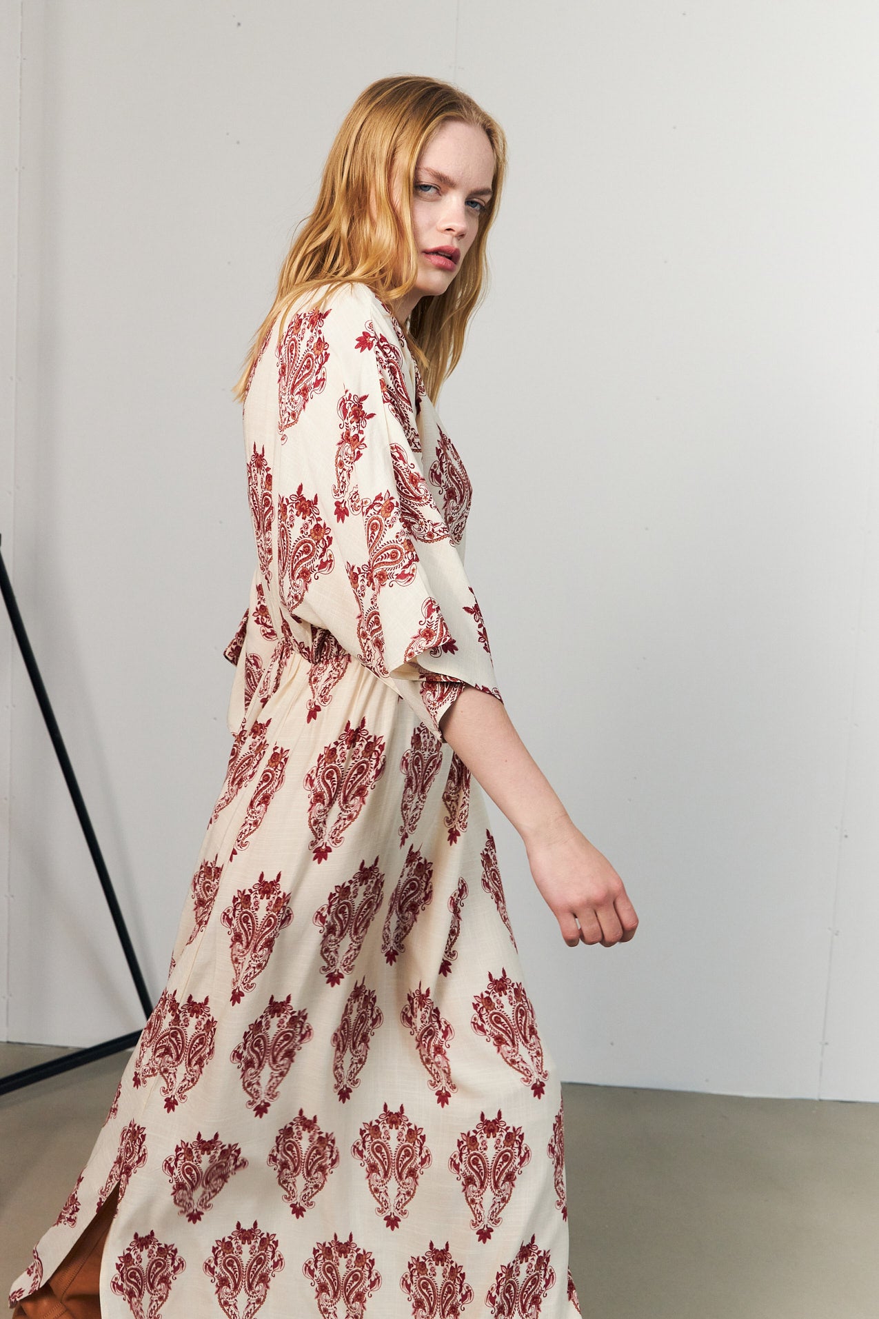 Lollys Laundry Savannah maxi dress in crème with red pattern, V-neck and 3/4 length sleeves