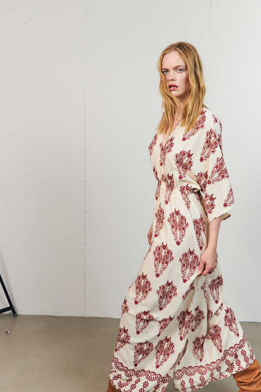 Lollys Laundry Savannah maxi dress in crème with red pattern, V-neck and 3/4 length sleeves