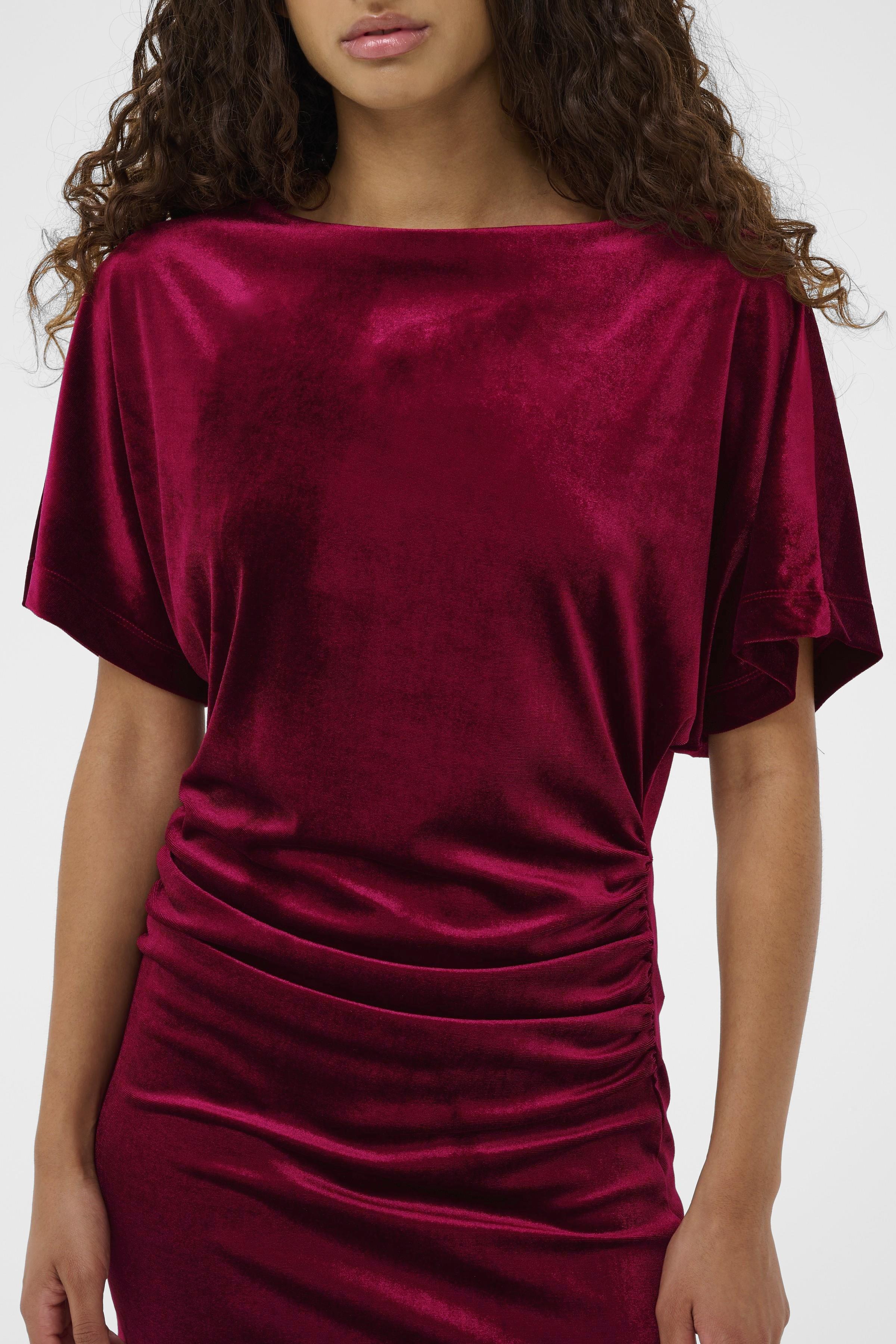 Luxurious velvet dress in rich Winetasting. Elegant silhouette