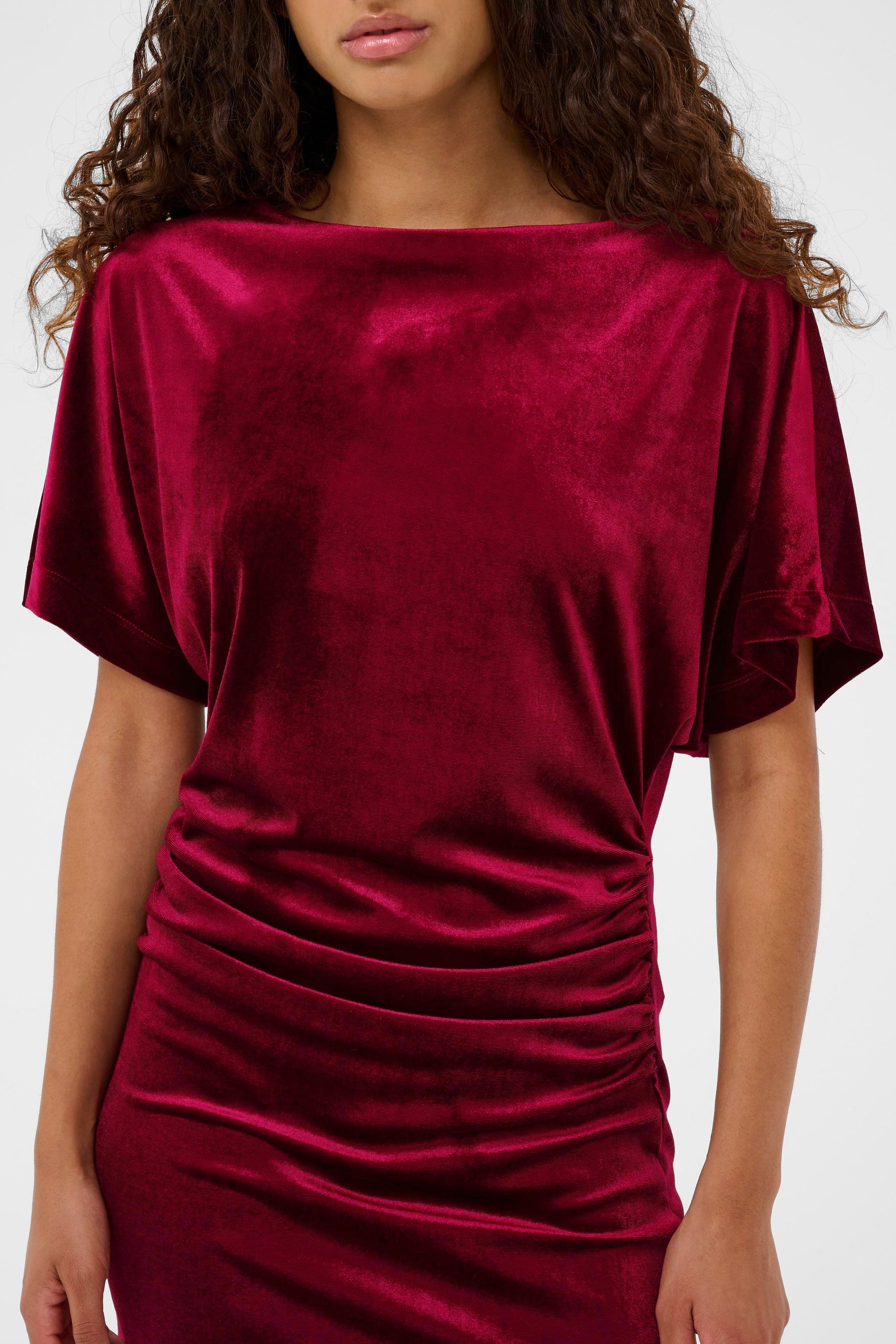 Soaked in Luxury Velvet Velera dress in a burgundy colour with short sleeves and ruched front in a burgundy colour with short sleeves and ruched front