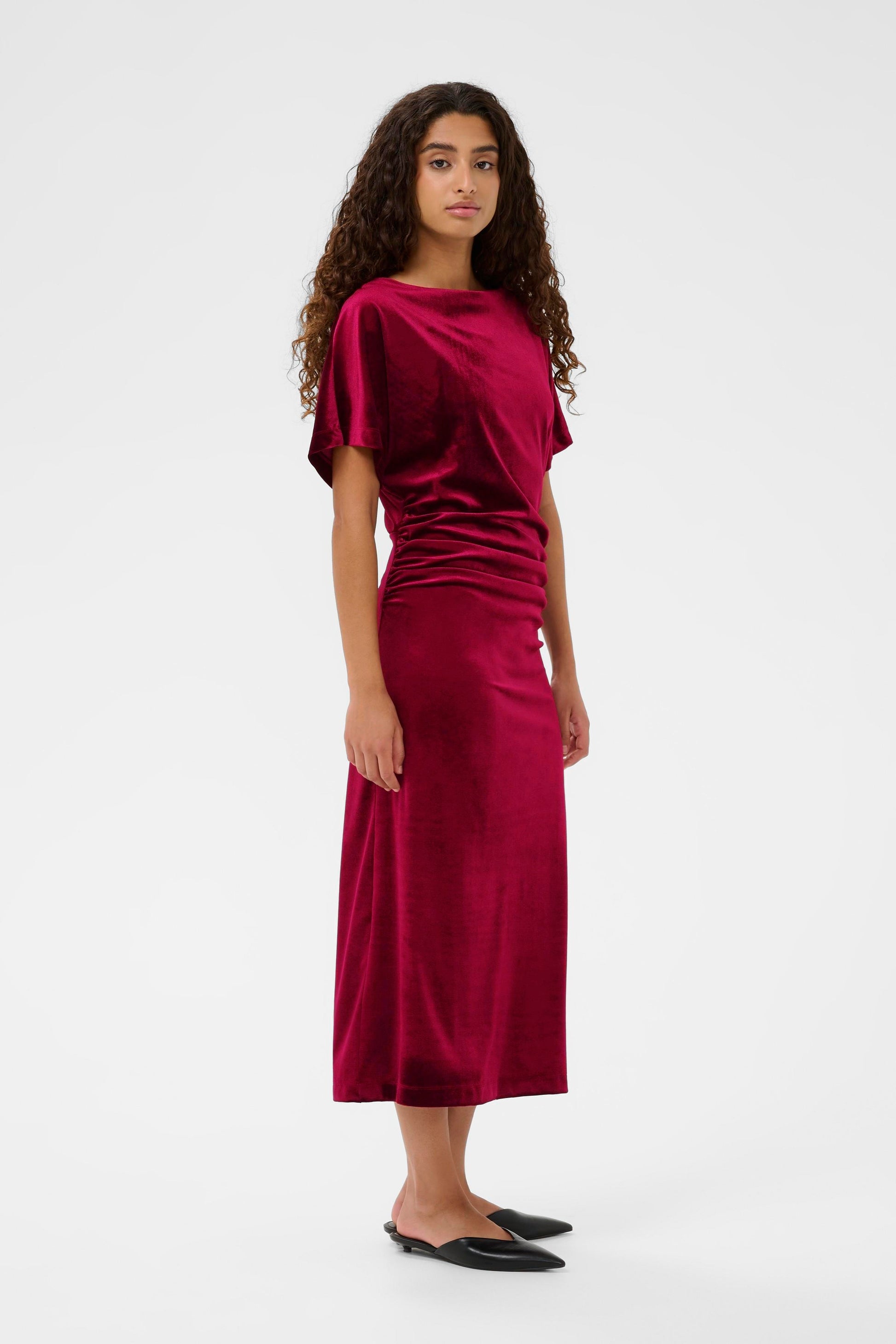 Soaked in Luxury Velvet Velera dress in a burgundy colour with short sleeves and ruched front in a burgundy colour with short sleeves and ruched front