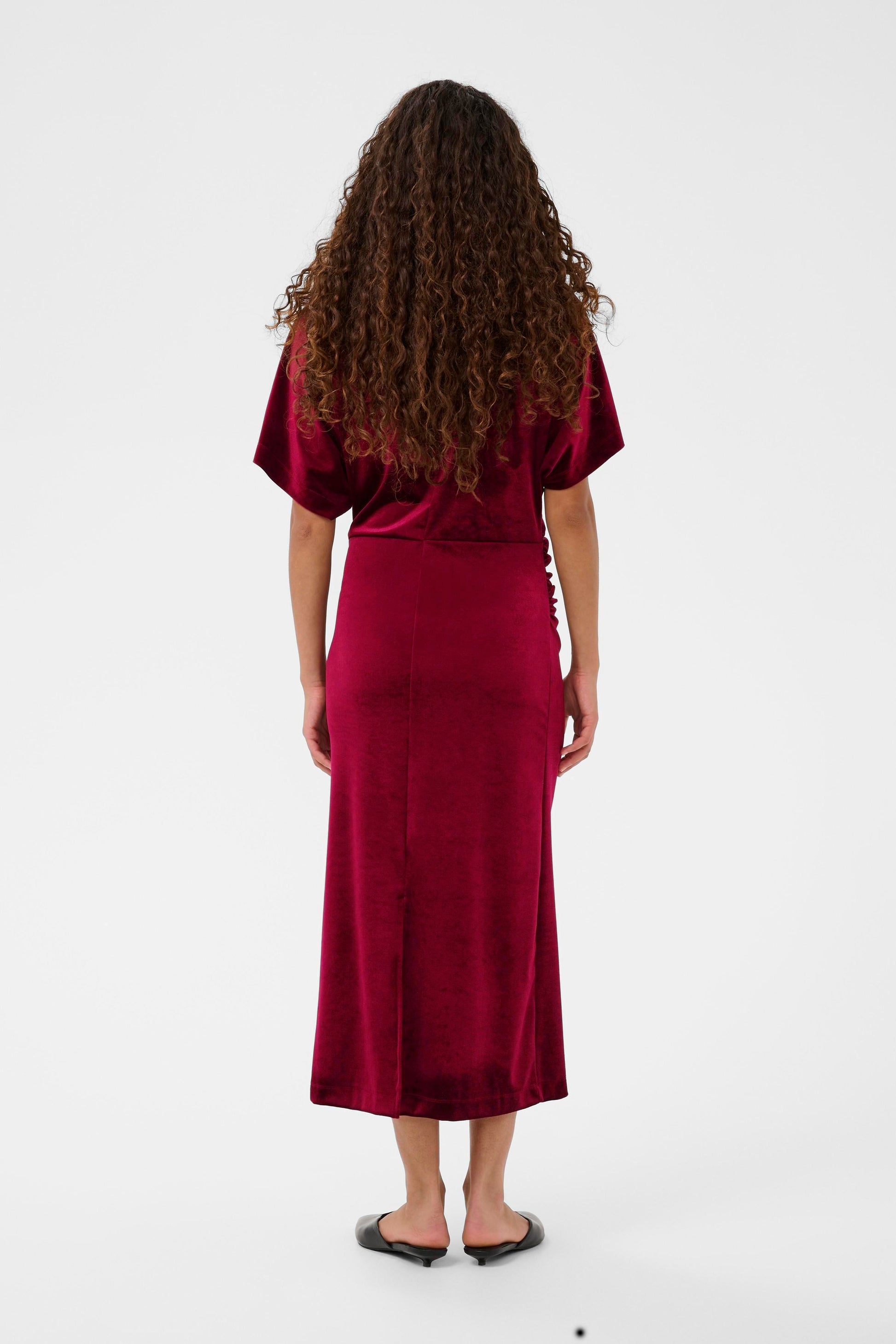 Soaked in Luxury Velvet Velera dress in a burgundy colour with short sleeves and ruched front in a burgundy colour with short sleeves and ruched front