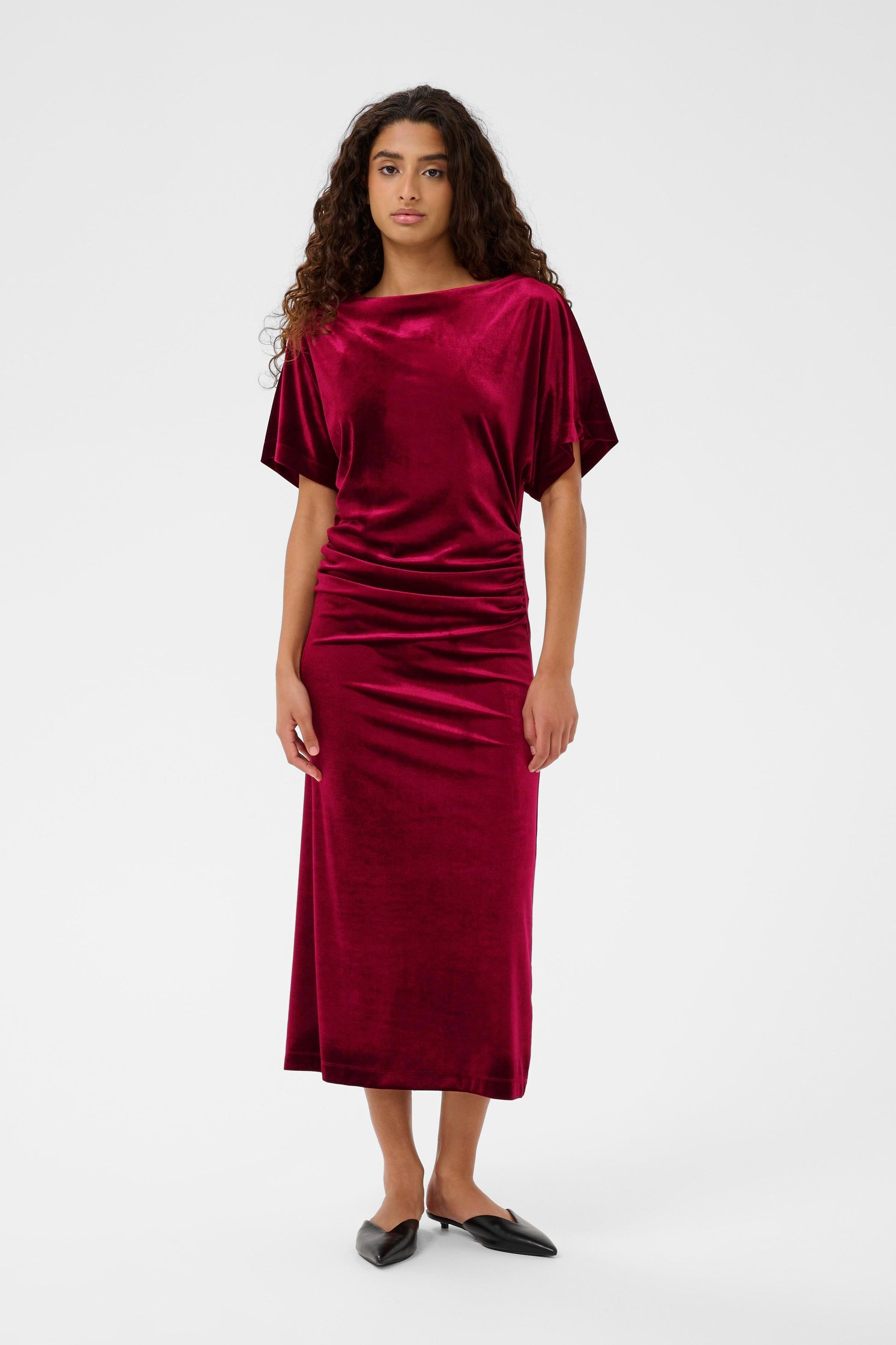 Soaked in Luxury Velvet Velera dress in a burgundy colour with short sleeves and ruched front