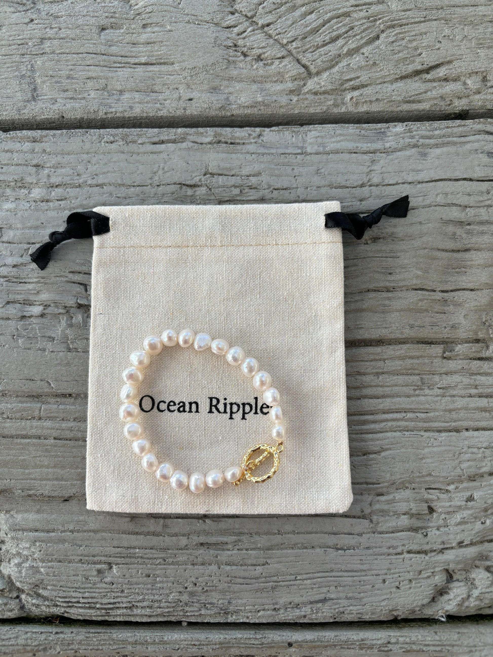 14ct Gold Freshwater Pearl Bracelet with natural freshwater pearls and a contemporary T-bar clasp.