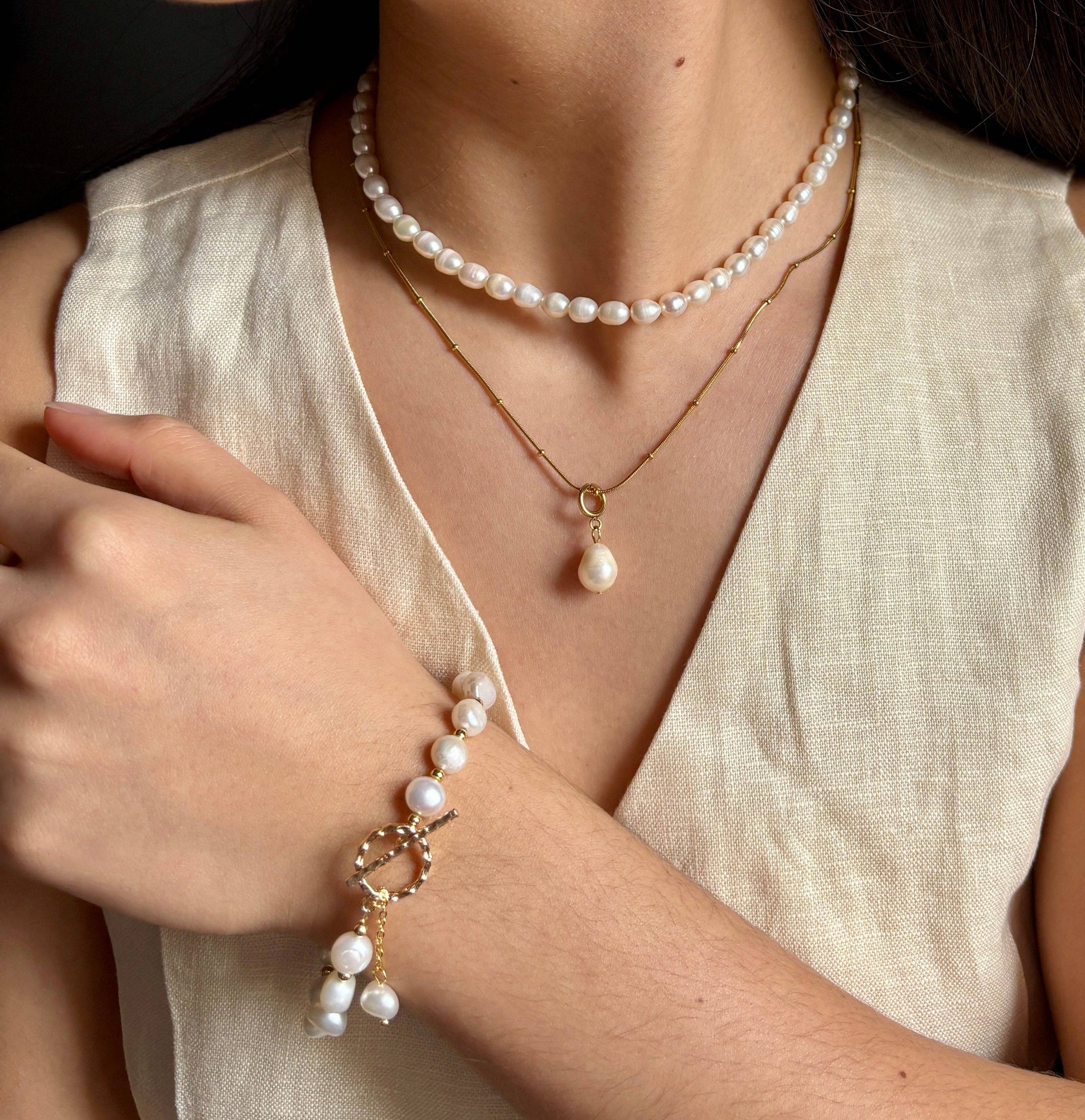 14ct Gold Freshwater Pearl Bracelet with natural freshwater pearls and a contemporary T-bar clasp.