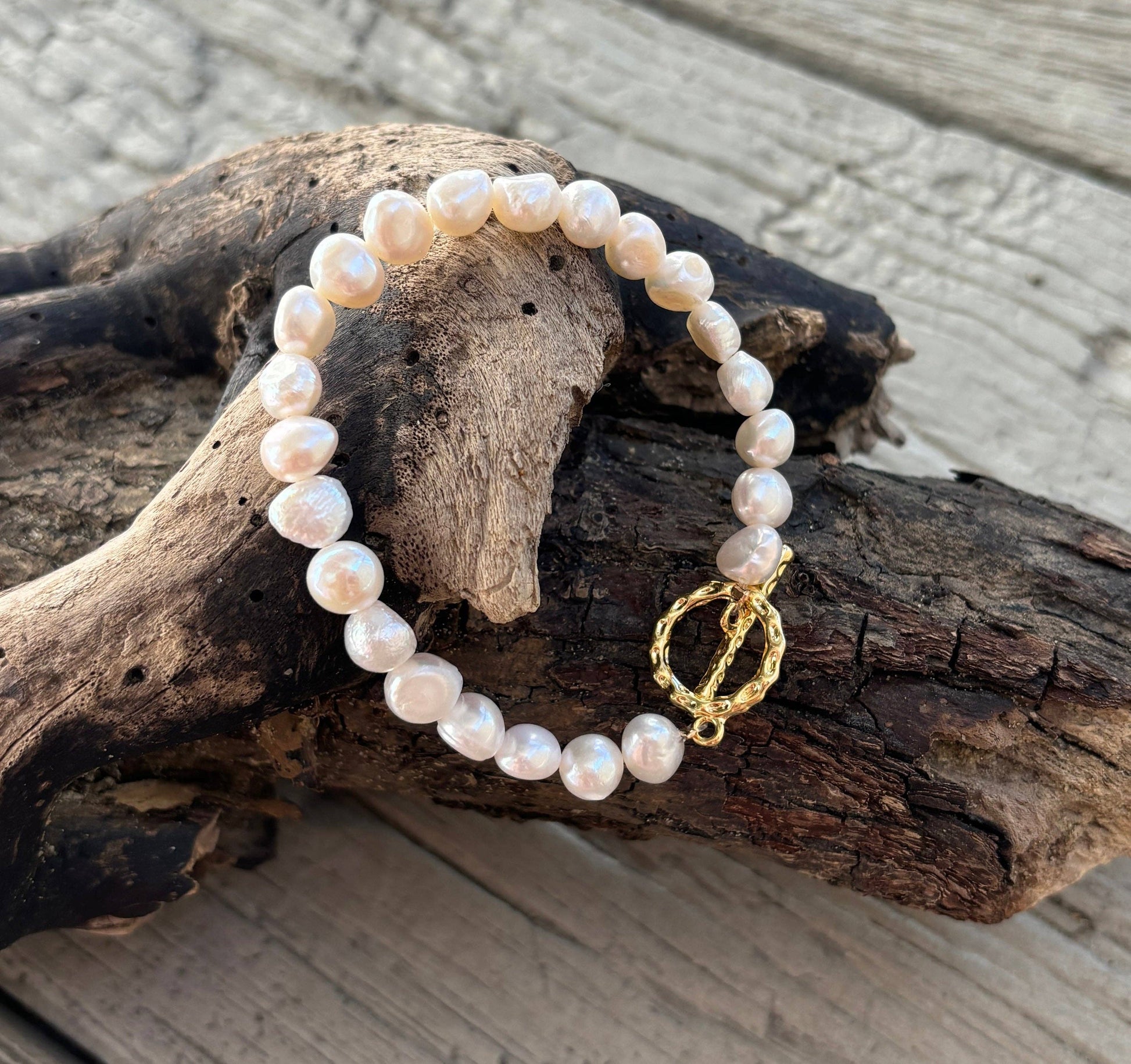 14ct Gold Freshwater Pearl Bracelet with natural freshwater pearls and a contemporary T-bar clasp.